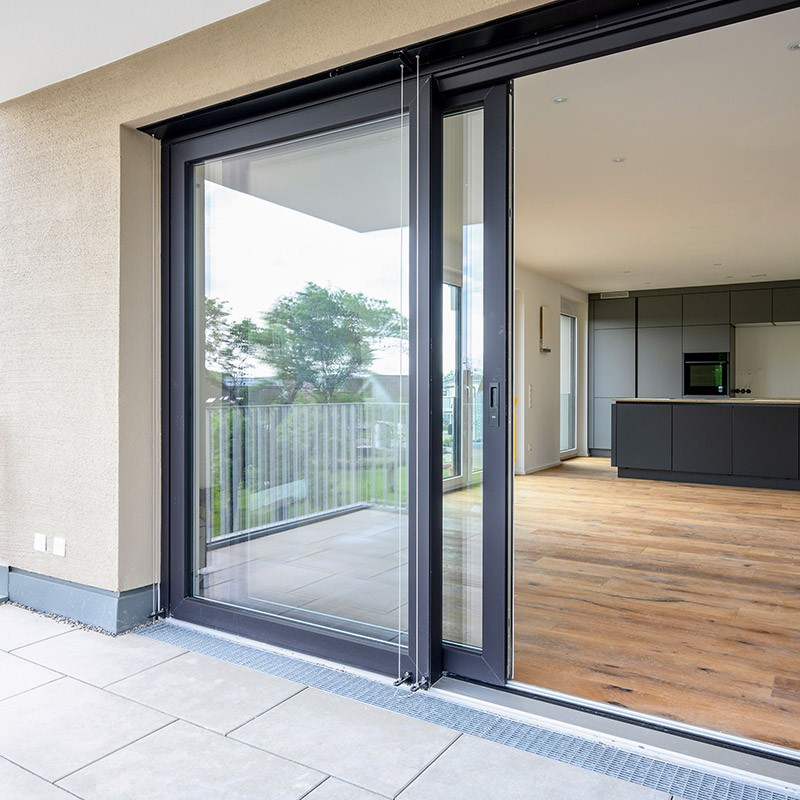 Terrasse im modernen Mehrfamilienhaus, Hülben