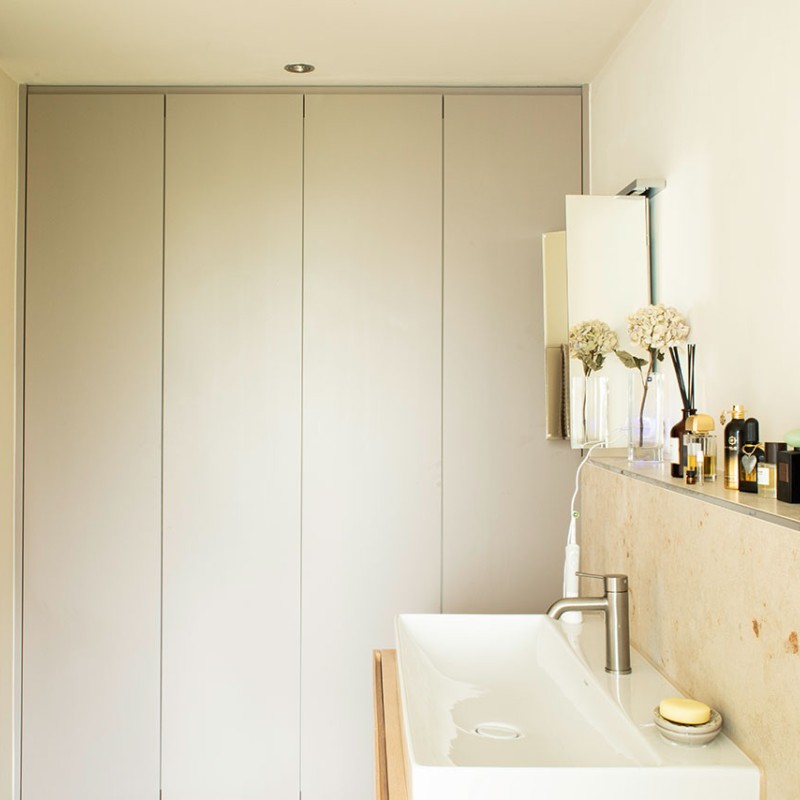 Modernes Badezimmer mit Einbauschrank in Kreuzlingen