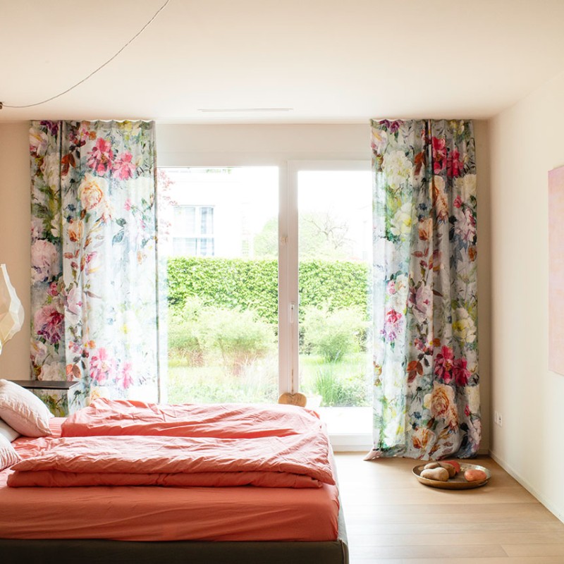 Schlafzimmer mit bodentiefem Fenster mit Zugang zum Garten
